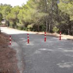 privat:-l’ajuntament-restringeix-temporalment-amb-pilones-el-pas-de-vehicles-al-cami-d’acces-al-cim-del-puig-rodo