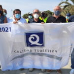 privat:-l’exregidor-i-exassessor-turistic-municipal-josep-capella-hissa-la-bandera-q-de-qualitat-a-la-platja-gran-de-l’estartit