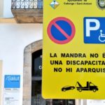 Viral un cartell de prohibit aparcar a Calonge Cartell aparcament CAP de Calonge - Imatge de Lluís Agustí