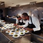 El xef Quim Casellas, estrella Michelin, conduirà show-cookings a Palamós El xef Quim Casellas (en primer terme) acompanyat d'un membre del seu equip, durant un show-cooking realitzat a l'Espai del Peix.