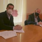 Atorgades les 15 primeres beques Impulsa a estudiants de FP del Baix Empordà Firma de la Beca Impulsa del Consell Comarcal del Baix Empordà