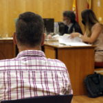 L’acusat d’atracar 6 fleques al Baix Empordà, d’esquenes, durant el judici que s’ha celebrat aquest 12 de juliol del 2021 al Penal 1 de Girona | Imatge de l’ACN