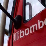 S’incendia un vehicle a Sant Feliu de Guíxols, i el foc n’afecta a tres més i a la vegetació de la zona Un camió dels Bombers de la Generalitat en una imatge d'arxiu