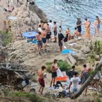 Desallotgen una macro-festa il·legal a Tamariu