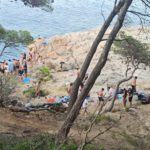 Desmantellen una festa il·legal a les roques de la costa de Tamariu amb 100 persones