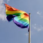 Arrenquen i cremen una bandera LGTBI a Platja d’Aro bandera lgbti