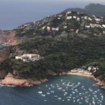 Platja d’Aiguablava a Begur amb el Parador d’Aiguablava i el Far de Llafranc al fons 4