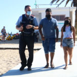 Un jove que va estar a punt de perdre la vida, es retroba a Platja d’Aro amb el mosso que el va salvar d’una mort segura mosso