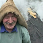 El documentalista Antoni Martí converteix el reportatge Homes de fum en un llargmetratge documental sobre l’ofici de carboner el-documentalista-antoni-marti-converteix-el-reportatge-homes-de-fum-(2001)-en-un-llargmetratge-documental-on-homenatja-l’ofici-de-carboner