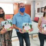 Palamós edita un conte per acompanyar els més menuts i les seves famílies en l’inici de l’etapa escolar Palamós edita un conte per l'inici escolar - La regidora d'Ensenyament i Ciutat Educadora, Laura Lafarga; l'alcalde de Palamós, Lluís Puig; i la dissenyadora, Lidia Rufo, durant la presentació del conte