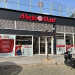 Encasten un cotxe al MediaMarkt de Platja d’Aro de matinada per robar