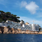 SOS Costa Brava constata des del mar “el fort impacte paisatgístic” que té la construcció al litoral gironí