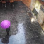 Dimarts per tenir el paraigües apunt Persona sota un paraigües rosa a la Bisbal d'Empordà ruixat xafec