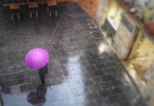 Protecció Civil manté l’alerta per pluges intenses a les comarques gironines Persona sota un paraigües rosa a la Bisbal d'Empordà ruixat xafec