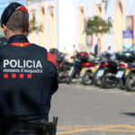 Els delictes sexuals pugen un 34% a les comarques gironines en el que portem d’any i ja superen les xifres prepandèmia Imatge d'arxiu on es veu un Mosso d'Esquadra d'esquenes (Horitzontal)