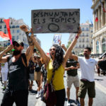 Un grup de negacionistes antivacunes aprenen a “fer la O amb un canutu” antivacunes fake