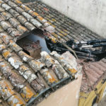 El braç hidràulic d’un camió cau sobre la teulada d’una casa a la Bisbal i forada la coberta accident camió la bisbal