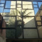 privat:-s’installen-uns-vinils-per-evitar-collisions-d’ocells-contra-els-vidres-de-la-facana-de-l’edifici-de-l’arxiu-municipal