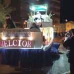 privat:-ses-majestat-els-reis-d’orient-saluden-els-infants-pels-carrers-de-palafrugell-i-llafranc