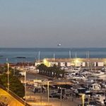 Albirat un vaixell que vola sobre el mar a Palamós Vaixell