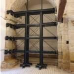 Finalitzen les obres d’apuntalament a la columna interior del monestir de Sant Miquel de Cruïlles