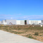 Amazon obrirà a l’abril el nou centre del Far d’Empordà, que serà robotitzat i generarà 1.400 llocs de feina Foto: ACN. Pla general de la planta que Amazon està aixecant al Logis Empordà. Imatge publicada el 5 de gener del 2022. (Horitzontal)