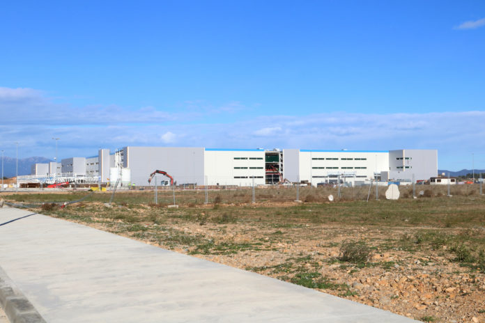 Foto: ACN. Pla general de la planta que Amazon està aixecant al Logis Empordà. Imatge publicada el 5 de gener del 2022. (Horitzontal)