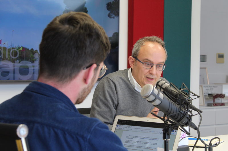Josep Coll, regidor del PSC Palamós, als estudis de Ràdio Capital