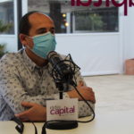 Lluís Puig, alcalde de Palamós amb els braços creuats, als estudis de Ràdio Capital de l’Empordà
