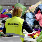 La Fundació Humana recull un 21% més de roba usada a les comarques gironines durant el 2021 i supera les 548 tones Personal d'Humana classificant peces de roba a la planta que la fundació té a l'Ametlla del Vallès Data de publicació: dimarts 08 de febrer del 2022, 16:32 Localització: Girona Autor: Cedida per la Fundació Humana