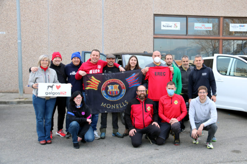 Foto de família dels integrants del comboi de Galgos 112 i la Penya Blaugrana Monells abans de sortir rumb a Polònia Data de publicació: dijous 10 de març del 2022, 10:23 Localització: Girona Autor: Marina López