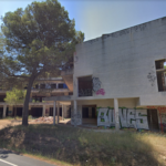 Ester Reig: “Darrere d’aquest edifici s’hi amaga la història d’un crim esgarrifós” hotel abandonat platja de pals
