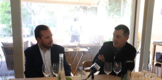 El sommelier Josep Roca amb un dels responsables de Papers de Vi en la presentació d''El llibre dels vins' d'Arnau de Vilanova Data de publicació: dimarts 01 de març del 2022, 13:37 Localització: Girona Autor: Aleix Freixas
