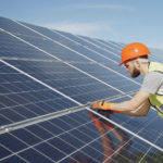 La Diputació edita una guia “pionera” per facilitar l’elecció d’espais per instal·lar projectes de renovables Un tècnic instal·lant plaques fotovoltaiques Data de publicació: dijous 10 de març del 2022, 13:26 Localització: Girona Autor: Redacció