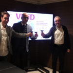 El Vívid recupera la presencialitat i busca obrir-se a nous públics per difondre la DO Empordà El vicepresident segon del Patronat de Turisme de Girona, Jordi Masquef, el vicepresident primer, Jaume Dulsat, i el president de la DO Empordà, Xavier Albertí, fent un brindis en la presentació de la 8a edició del Vívid Data de publicació: dimarts 08 de març del 2022, 12:01 Localització: Girona Autor: Aleix Freixas