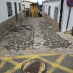 privat:-l’ajuntament-segueix-actuant-als-carrers-de-begur-i-esclanya-per-a-millorar-i-arranjar-els-paviments
