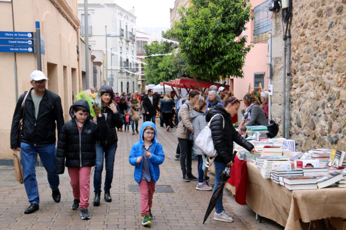 Afluència de públic a les parades de Calonge, el primer poble de llibres de Catalunya Data de publicació: dissabte 23 d’abril del 2022, 12:52 Localització: Calonge Autor: Marina López