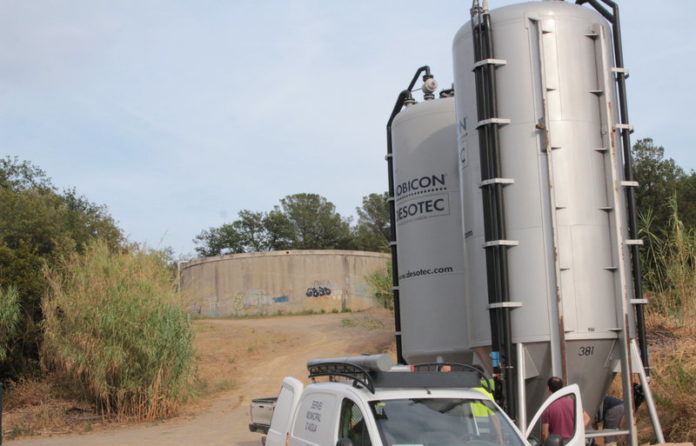 La Bisbal d'Empordà. FORALLAC. Dipòsit del Puig de Sant Ramon. Instal·lació dels filtres provisionals de carbó actiu portats de Bèlgica per potabilitzar l'aigua de la xarxa corrent dels dos municipis, afectada per l'excés d'herbicides pesticides fitosanitaris