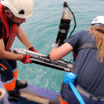 La Generalitat elabora el mapa del fons marí de Catalunya més complert i extens fet fins ara Dos tècnics tirant a l'aigua el sonar d'escombratge lateral (per Àlex Recolons - ACN)