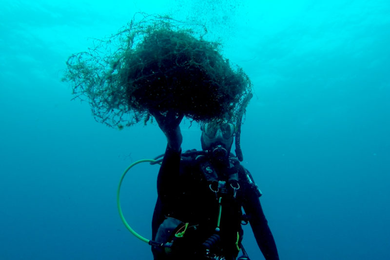 Un submarinista recuperant una art de pesca fantasma Data de publicació: divendres 01 d’abril del 2022, 10:52 Localització: Torroella de Montgrí Autor: Cedida pel Departament d'Acció Climàtica