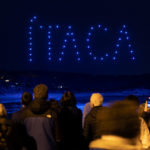 Un espectacle de llums amb drons inaugura la desena edició del Festival Ítaca Els drons han dibuixat figures i lletres de grans dimensions damunt el cel nocturn, entre les quals les paraules 'Ítaca' i 'L'Escala' Data de publicació: divendres 15 d’abril del 2022, 16:45 Localització: L'Escala Autor: Cedida per Xènia Gasull / Festival Ítaca