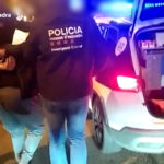 Detenen 3 homes a Platja d’Aro per vuit robatoris en cases habitades del Maresme, el Baix Llobregat i Barcelona Agents dels Mossos d'Esquadra detenen als tres investigats per robatoris en casa habitada després d'una nit en la que havien actuat a tres domicilis diferents. Autor: Mossos d'Esquadra via ACN