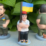 L’empresa torroellenca crea el caganer del president ucraïnès Zelenski Una figura del caganer de Volodimir Zelenski i del caganer pagès amb una bandera d'Ucraïna - Imatge cedida a l'ACN per Caganer.com