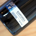 Tocs de Vi de l’Empordà recupera el format habitual i oferirà 15 tastos en espais singulars de Girona Detall d'una ampolla de vi negre de la DO Empordà Data de publicació: dimarts 03 de maig del 2022, 12:24 Localització: Figueres Autor: Cedida per la DO Empordà