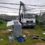 Uns lladres arrenquen un caixer a l’Estartit, se l’emporten amb un camió robat i l’abandonen en un camp de pomeres El camió robat enmig del camp de pomeres de Torroella i el caixer automàtic desmuntat a peces que els lladres han abandonat a la parcel·la - Cedida a l'ACN