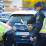 Detenen a Palamós una dona per robar rellotges valorats en 115.200 euros amb el mètode de l’abraçada Agents de la policia nacional durant una detenció a Palamós (Imatge via ACN)