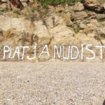 Tornen a pintar “platja nudista” a unes roques d’Illa Roja després que l’Ajuntament netegés la primera pintada
