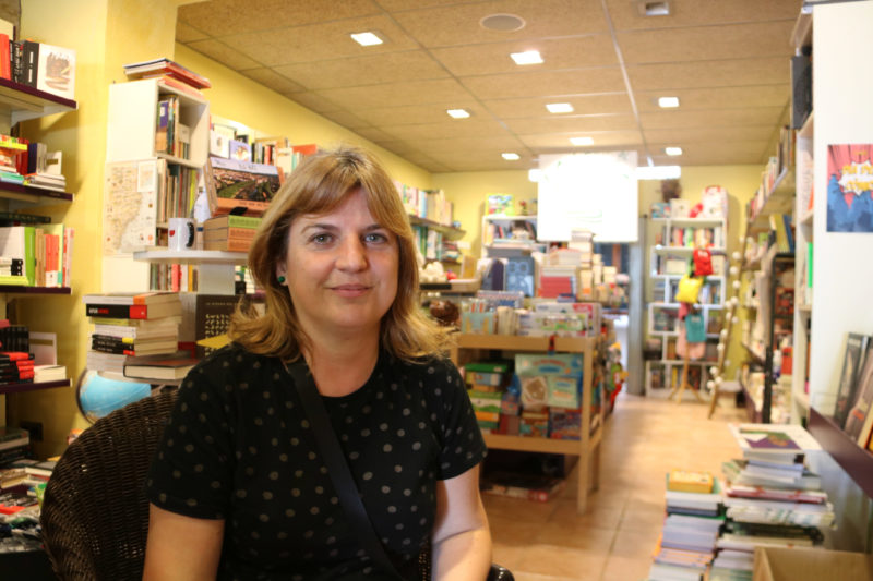 La propietària de la llibreria la Siglantana de la Bisbal d'Empordà, Neus Llobera, al seu establiment - Autor: Gerard Vilà