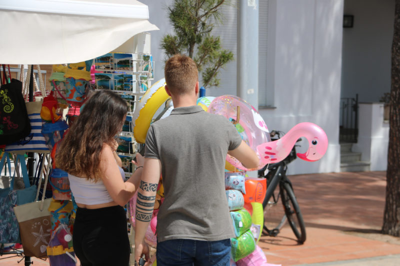 Dos joves es miren flotadors a la platja de Llafranc Data de publicació: diumenge 22 de maig del 2022, 12:53 Localització: Platja d'Aro Autor: Gerard Vilà