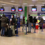 L’aeroport de Girona suma durant el maig més passatgers que tots els que portava acumulats el 2022 Pla general d'un conjunt de passatgers fent cua al mostrador de Ryanair a l'aeroport de Girona el 3 de desembre de 2021. (Horitzontal) Data de publicació: divendres 03 de desembre del 2021, 12:01 Autor: Aleix Freixas